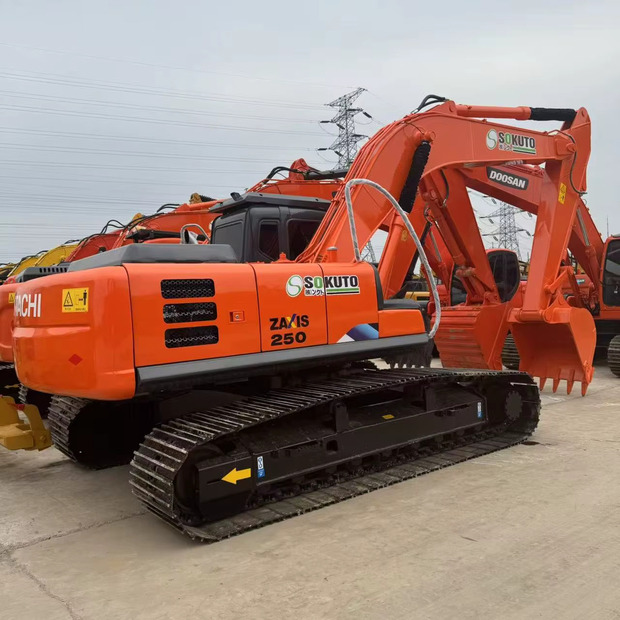 2022 Hitachi ZX250 - Lánctalpas kotró: 2 kép. 2022 Hitachi ZX250 - Lánctalpas kotró: 2 kép.