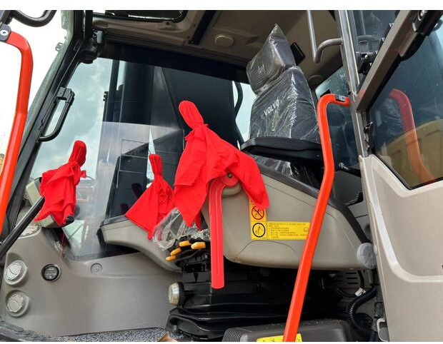 2022 Volvo EC350DL - Lánctalpas kotró: 3 kép. 2022 Volvo EC350DL - Lánctalpas kotró: 3 kép.