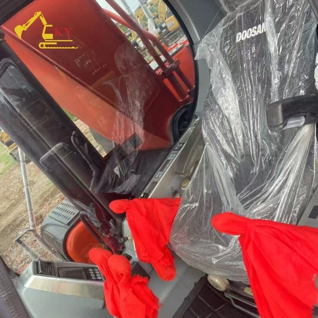 2023 Doosan DX300 - Lánctalpas kotró: 2 kép. 2023 Doosan DX300 - Lánctalpas kotró: 2 kép.