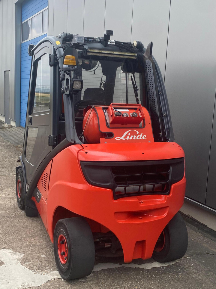 Linde Linde H 25 T - 6-372 h - Seitenschieber - - Gázüzemű targonca: 3 kép. Linde Linde H 25 T - 6-372 h - Seitenschieber - - Gázüzemű targonca: 3 kép.