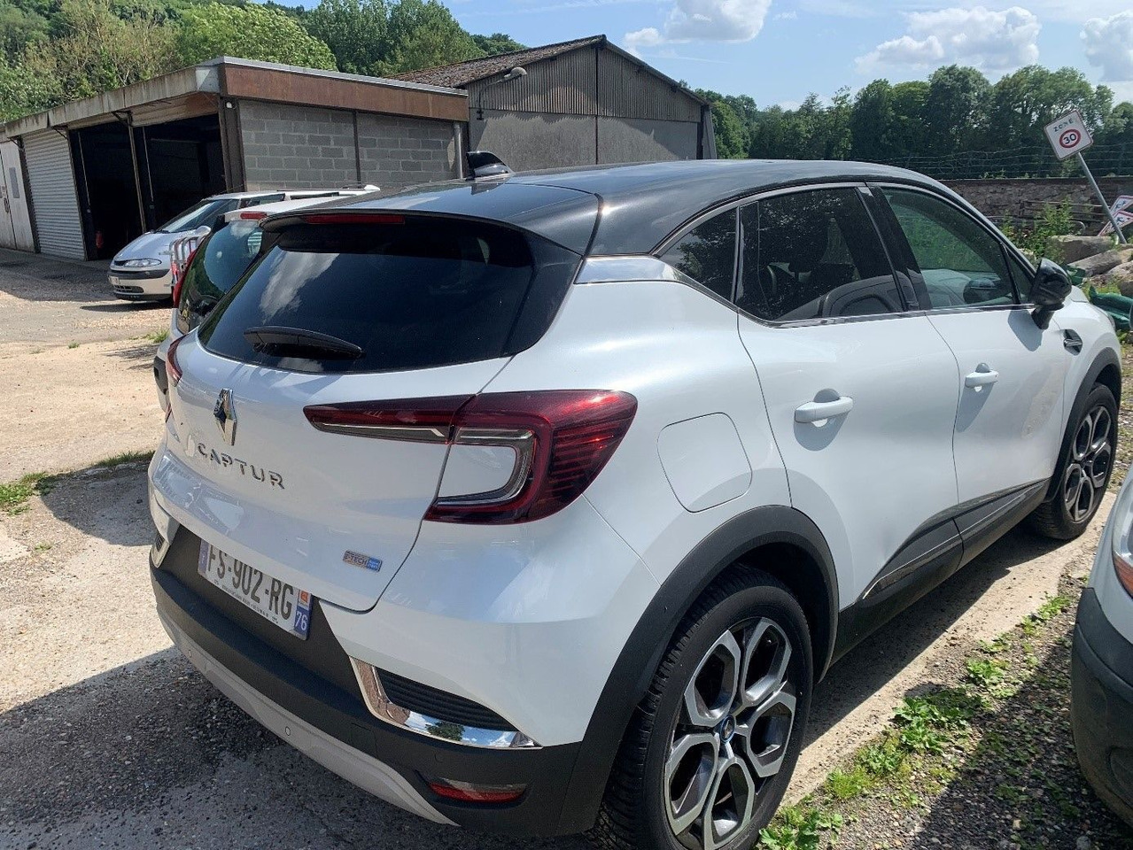 RENAULT CAPTUR - 2020 - Hybride essence électrique - Boîte automatique - II 1.6 E-TECH PLUG-IN 160 INTENS - Autó: 2 kép. RENAULT CAPTUR - 2020 - Hybride essence électrique - Boîte automatique - II 1.6 E-TECH PLUG-IN 160 INTENS - Autó: 2 kép.