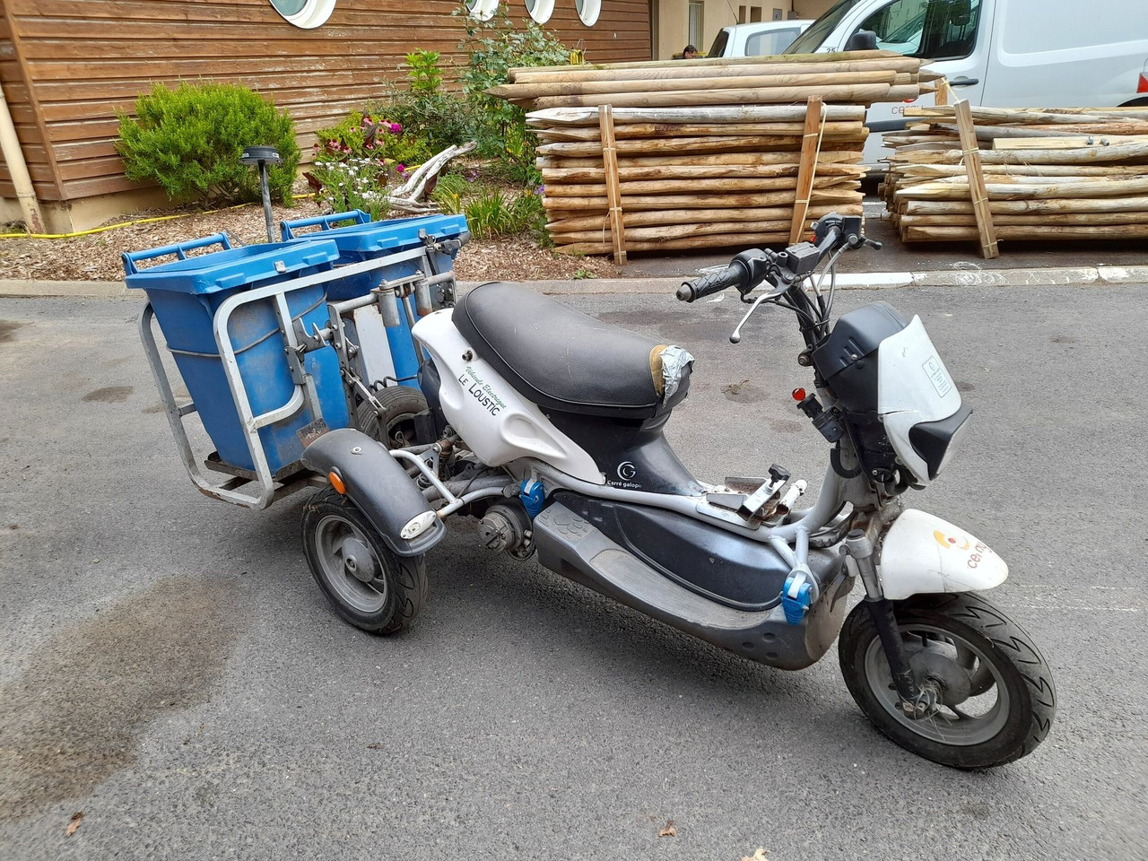 TRICYCLE ÉLECTRIQUE DE COLLECTE - Motorkerékpár: 4 kép. TRICYCLE ÉLECTRIQUE DE COLLECTE - Motorkerékpár: 4 kép.