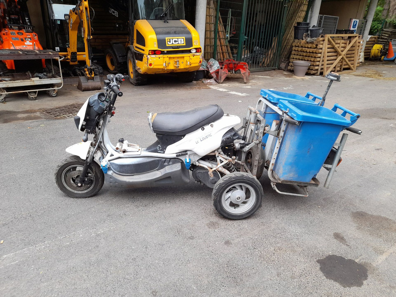 TRICYCLE ÉLECTRIQUE DE COLLECTE - Motorkerékpár: 1 kép. TRICYCLE ÉLECTRIQUE DE COLLECTE - Motorkerékpár: 1 kép.