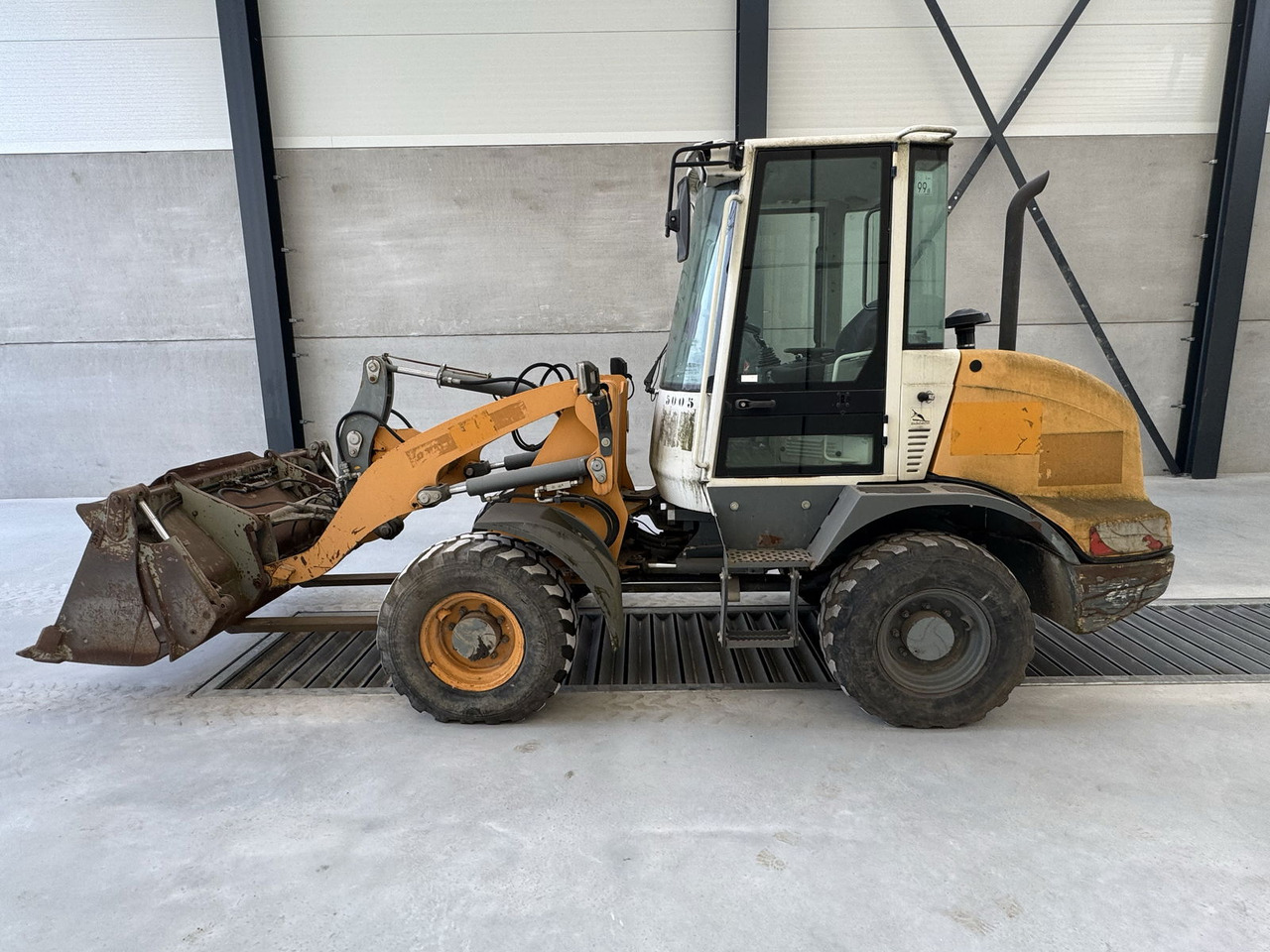 Liebherr L 506 - Gumikerekes homlokrakodó: 5 kép. Liebherr L 506 - Gumikerekes homlokrakodó: 5 kép.