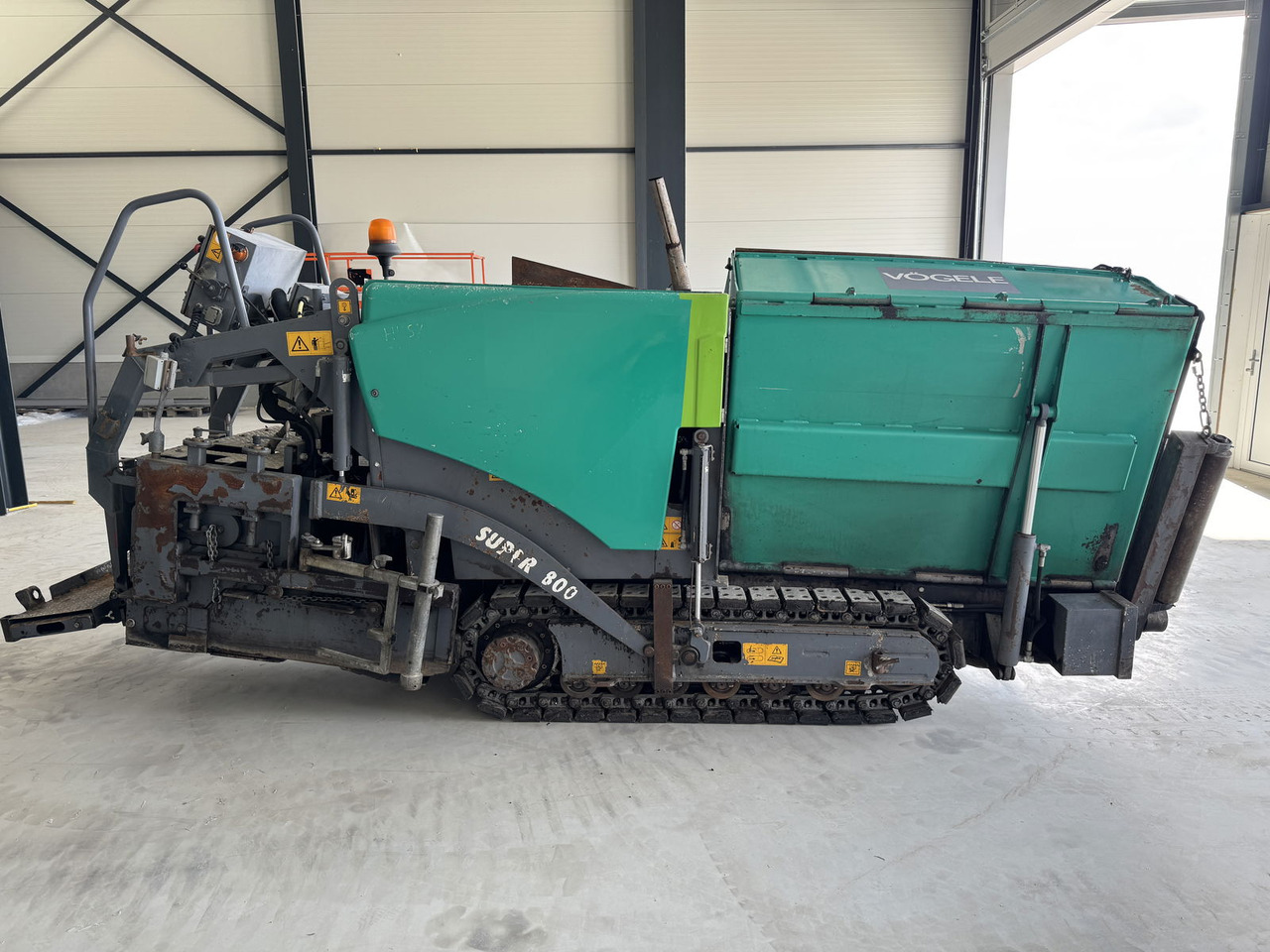 Vögele Super 800 - Útburkológép: 1 kép. Vögele Super 800 - Útburkológép: 1 kép.