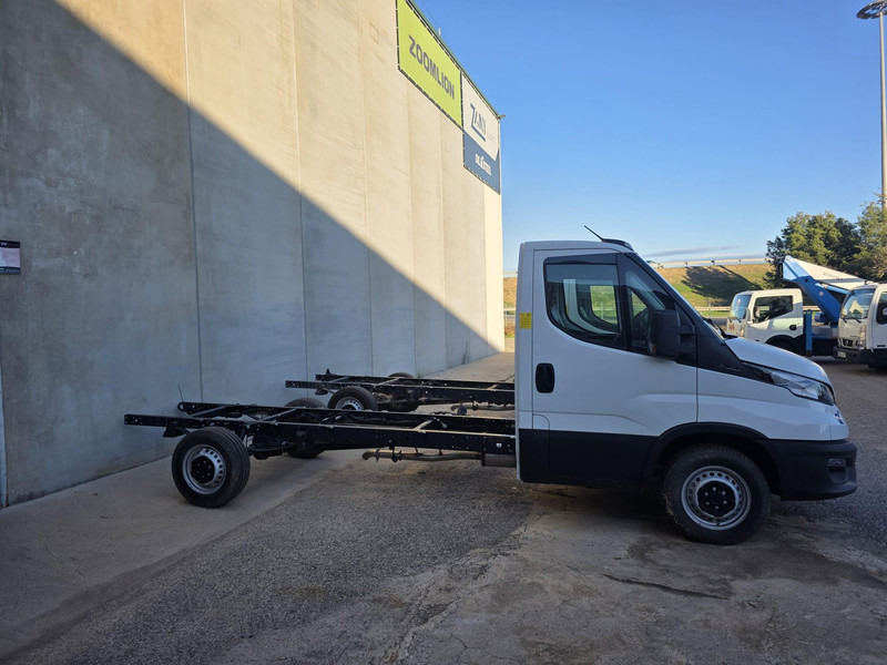 Iveco Daily 35S14 - Alvaz teherautó: 2 kép. Iveco Daily 35S14 - Alvaz teherautó: 2 kép.