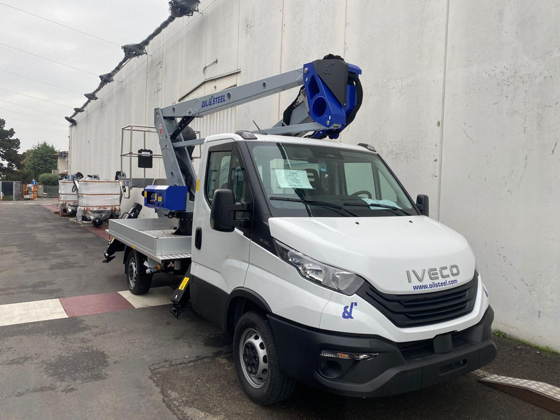 Oil & Steel Snake 189 Sobre IVECO 35S14 Distancia entre ejes 3750 mm - Emelő: 1 kép. Oil & Steel Snake 189 Sobre IVECO 35S14 Distancia entre ejes 3750 mm - Emelő: 1 kép.