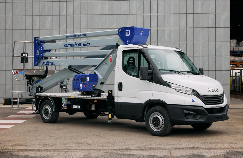 Oil & Steel Snake 26 Sobre IVECO 35S14 Distancia entre ejes 4100 mm - Emelő: 1 kép. Oil & Steel Snake 26 Sobre IVECO 35S14 Distancia entre ejes 4100 mm - Emelő: 1 kép.