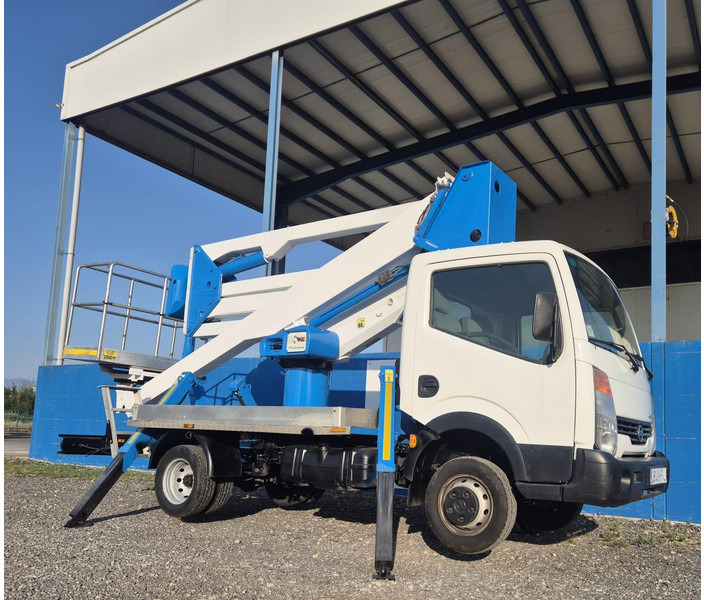 Usado SOCAGE DA320 sobre NISSAN CABSTAR 35.12 - Emelő: 2 kép. Usado SOCAGE DA320 sobre NISSAN CABSTAR 35.12 - Emelő: 2 kép.