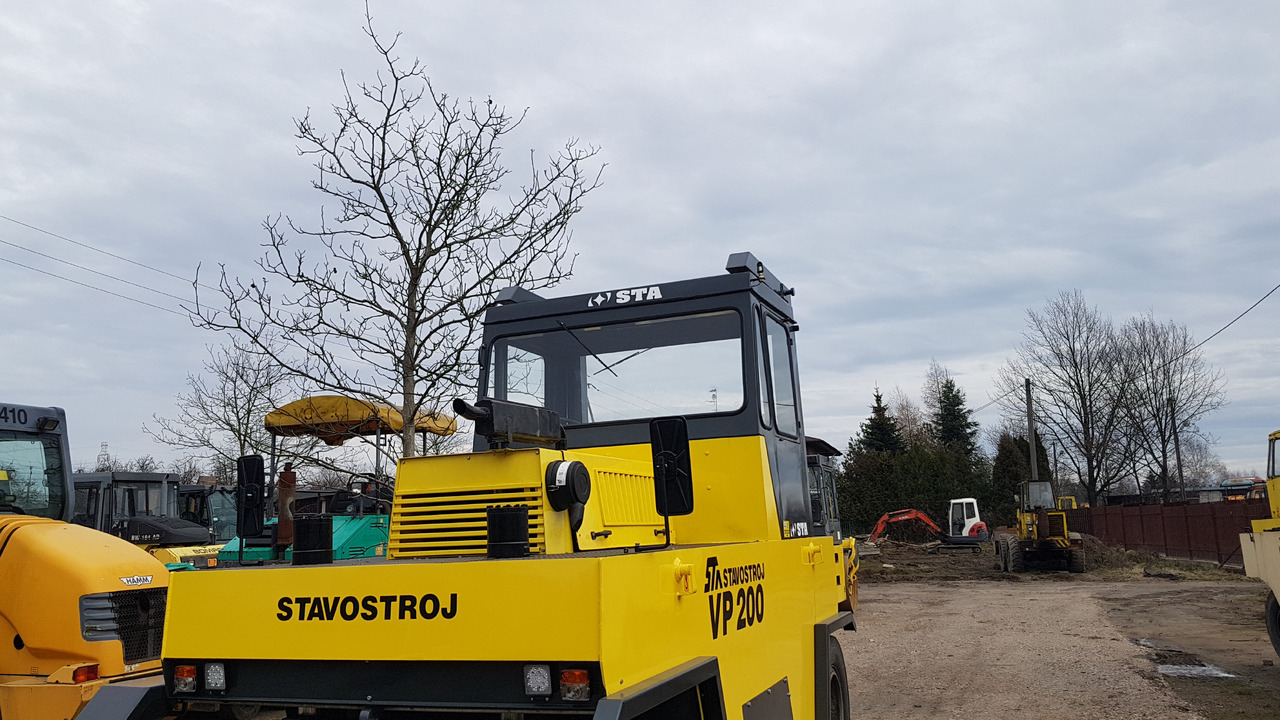 Stavostroj Remasz VP200 - Pneumatikus henger: 2 kép. Stavostroj Remasz VP200 - Pneumatikus henger: 2 kép.