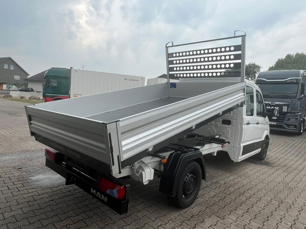 MAN TGE 3 3.180 L4 - 3-Seiten-Kipper 3,5t Aut. LED DC - Billenőplatós kisteherautó, Duplakabinos kisteherautó: 2 kép. MAN TGE 3 3.180 L4 - 3-Seiten-Kipper 3,5t Aut. LED DC - Billenőplatós kisteherautó, Duplakabinos kisteherautó: 2 kép.