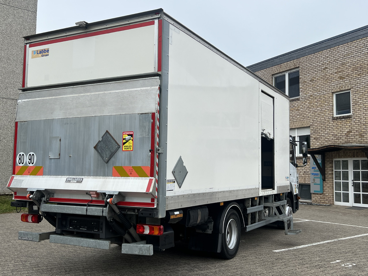 MERCEDES-BENZ Atego 1218 L Classic-Vermietung möglich-ADR-LBW - Dobozos felépítményű teherautó: 4 kép. MERCEDES-BENZ Atego 1218 L Classic-Vermietung möglich-ADR-LBW - Dobozos felépítményű teherautó: 4 kép.