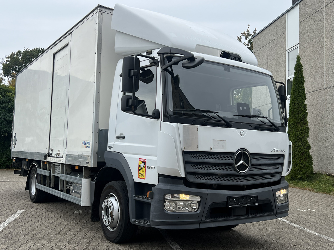 MERCEDES-BENZ Atego 1218 L Classic-Vermietung möglich-ADR-LBW - Dobozos felépítményű teherautó: 2 kép. MERCEDES-BENZ Atego 1218 L Classic-Vermietung möglich-ADR-LBW - Dobozos felépítményű teherautó: 2 kép.