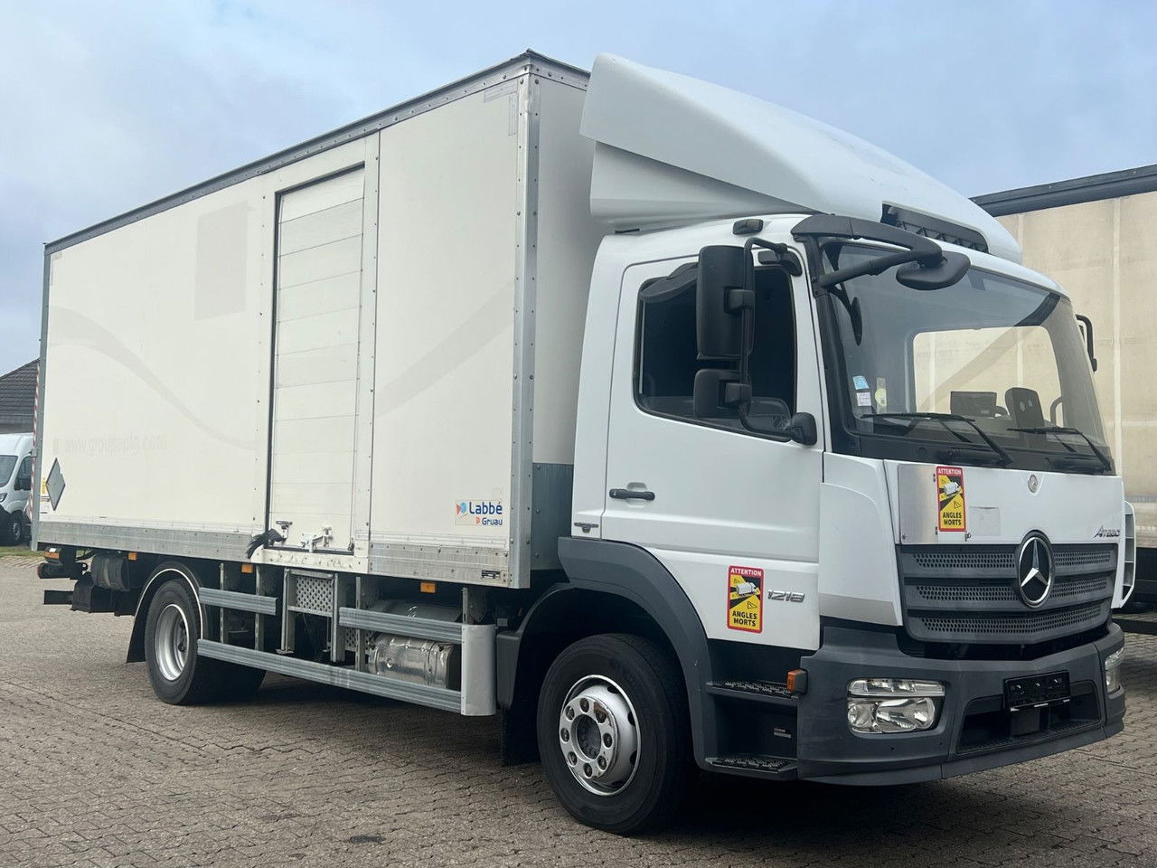 Mercedes-Benz Atego 1218 L Classic-Vermietung möglich-ADR-LBW - Dobozos felépítményű teherautó: 2 kép. Mercedes-Benz Atego 1218 L Classic-Vermietung möglich-ADR-LBW - Dobozos felépítményű teherautó: 2 kép.