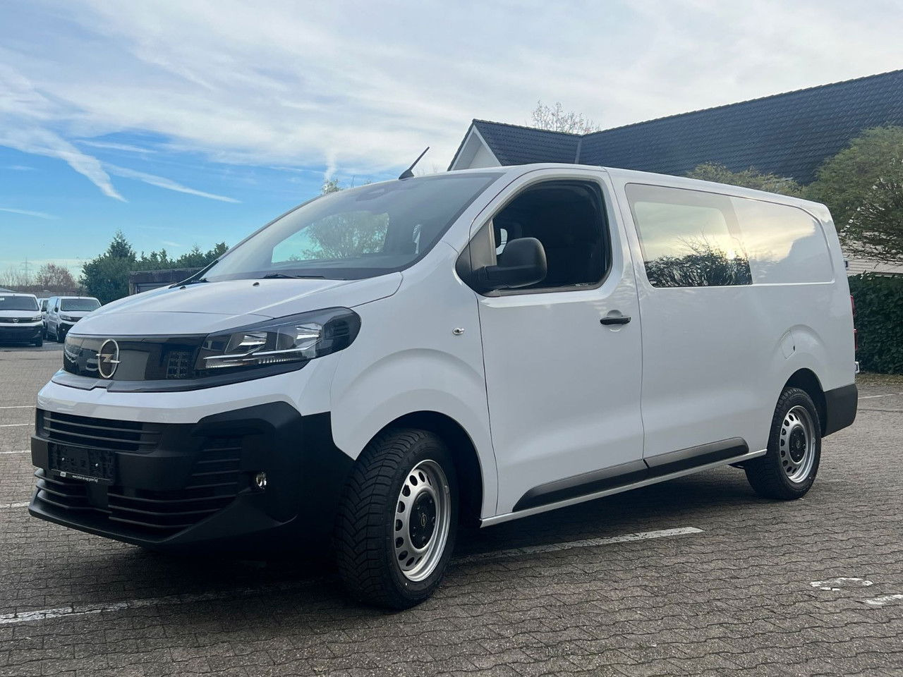 Opel Vivaro Flex L3 6 Sitze Allwetter AHK Rückfahrka - Kis furgon: 2 kép. Opel Vivaro Flex L3 6 Sitze Allwetter AHK Rückfahrka - Kis furgon: 2 kép.