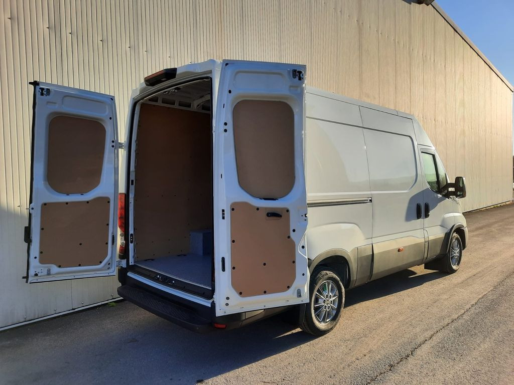 Iveco Daily 35S14 8g HiMatic L3H2 Mod.25 - Furgon: 4 kép. Iveco Daily 35S14 8g HiMatic L3H2 Mod.25 - Furgon: 4 kép.