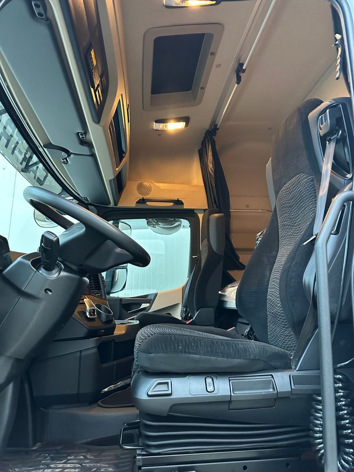 Mercedes-Benz Actros 2545 2T LBW - Cserefelépítményes teherautó: 3 kép. Mercedes-Benz Actros 2545 2T LBW - Cserefelépítményes teherautó: 3 kép.