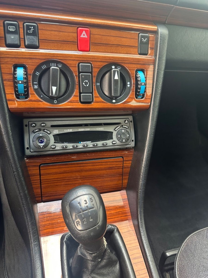 Mercedes-Benz E 250 DIESEL - Szedán: 5 kép. Mercedes-Benz E 250 DIESEL - Szedán: 5 kép.