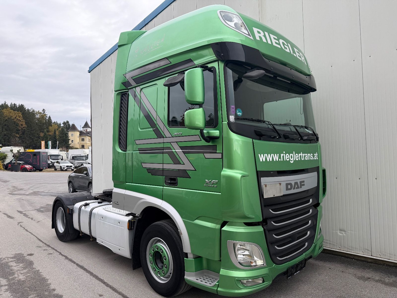 DAF XF 460 SSC Standklima Intarder - Nyergesvontató: 3 kép. DAF XF 460 SSC Standklima Intarder - Nyergesvontató: 3 kép.