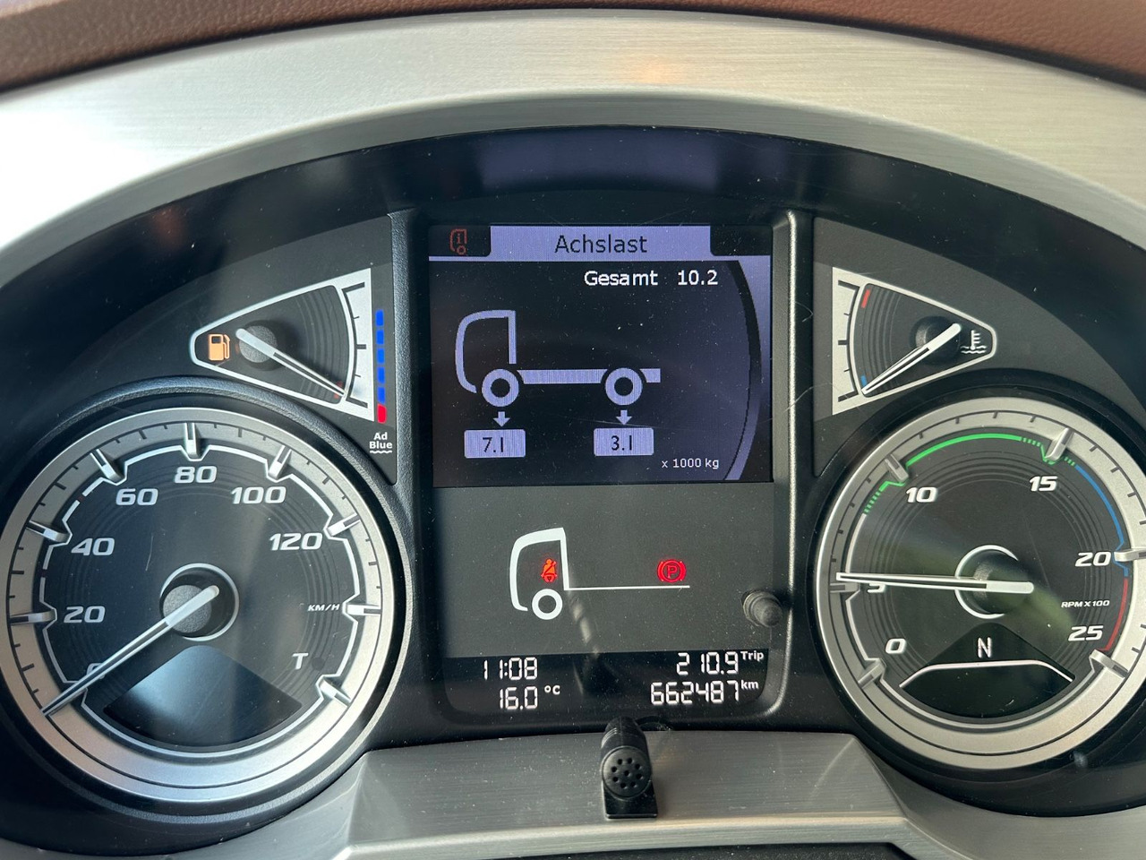 Nyergesvontató DAF XF 530 SSC Standklima Leder ALU Vollluft: 12 kép. Nyergesvontató DAF XF 530 SSC Standklima Leder ALU Vollluft: 12 kép.