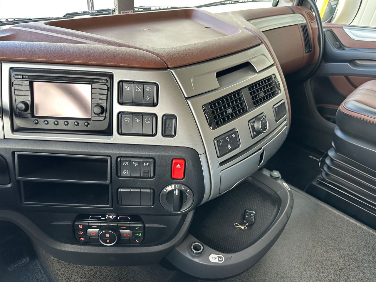 Nyergesvontató DAF XF 530 SSC Standklima Leder ALU Vollluft: 14 kép. Nyergesvontató DAF XF 530 SSC Standklima Leder ALU Vollluft: 14 kép.