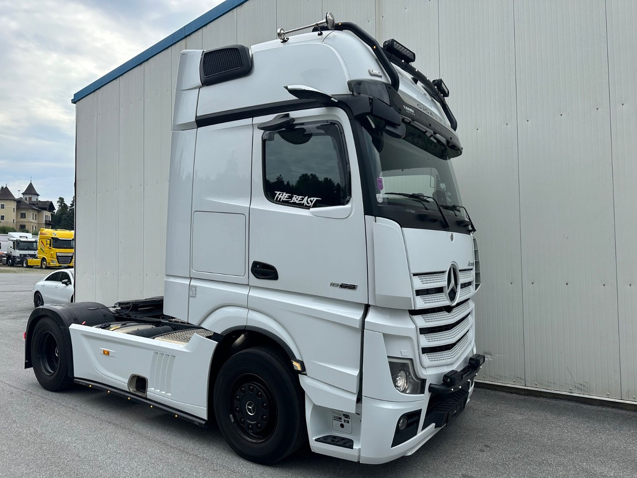 Mercedes-Benz 1863 Vollausstattung - Nyergesvontató: 2 kép. Mercedes-Benz 1863 Vollausstattung - Nyergesvontató: 2 kép.