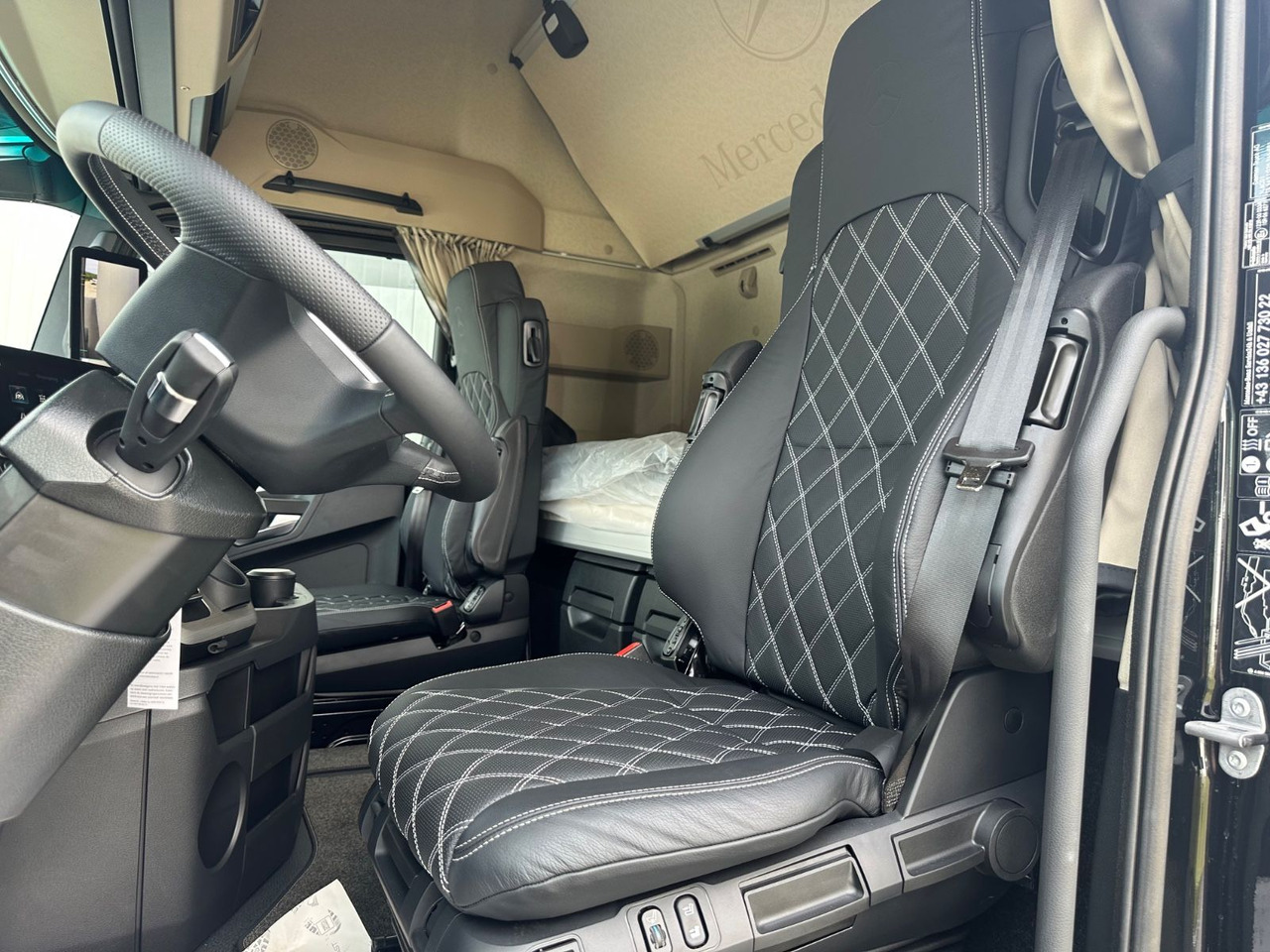 Mercedes-Benz Actros 1863 Final Edition Vollausstattung - Nyergesvontató: 5 kép. Mercedes-Benz Actros 1863 Final Edition Vollausstattung - Nyergesvontató: 5 kép.