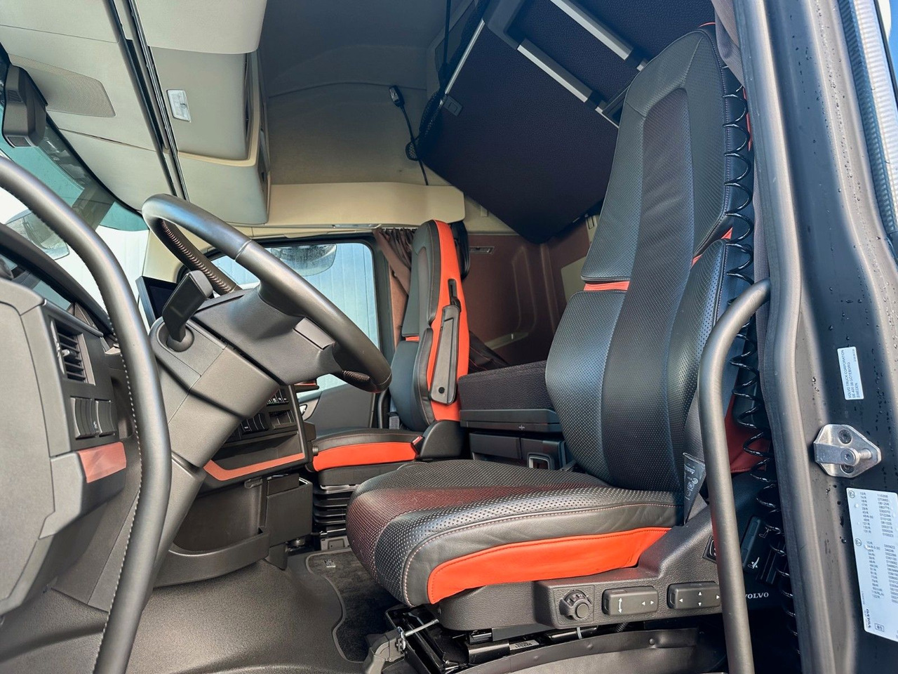 Volvo FH 750 XL Retarder Vollausstattung - Nyergesvontató: 5 kép. Volvo FH 750 XL Retarder Vollausstattung - Nyergesvontató: 5 kép.