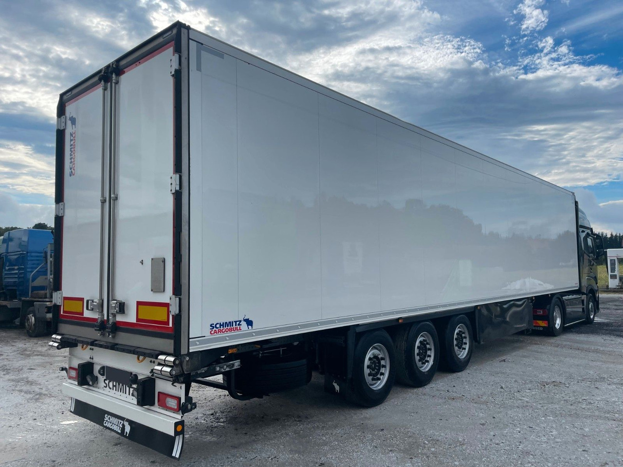 Schmitz Cargobull SKO 24 Cool V7 DoppelStock Blumenbreit - Félpótkocsi dobozos: 4 kép. Schmitz Cargobull SKO 24 Cool V7 DoppelStock Blumenbreit - Félpótkocsi dobozos: 4 kép.