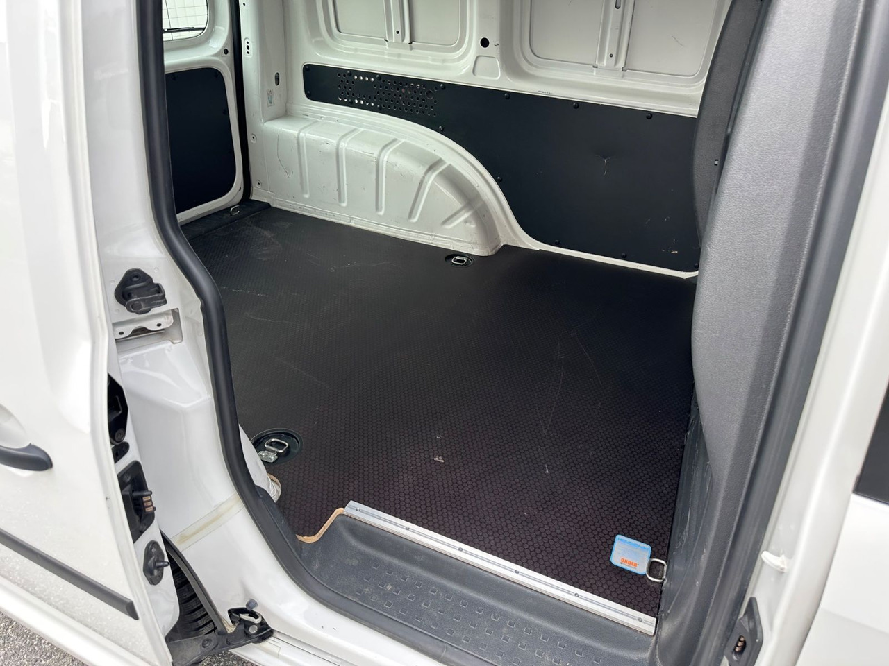 Volkswagen Caddy 2.0tdi - Kis furgon: 5 kép. Volkswagen Caddy 2.0tdi - Kis furgon: 5 kép.