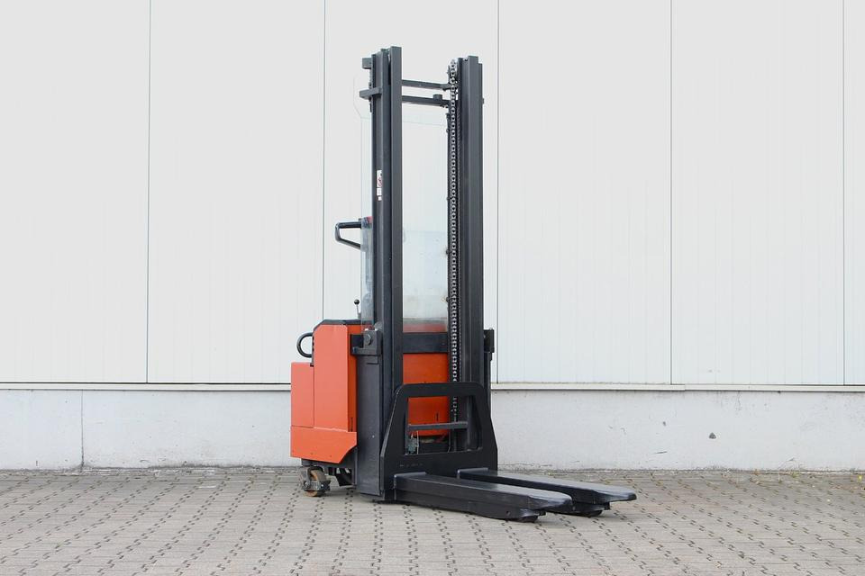BT LSV1250 - 3400mm - Emelőtargoncá: 4 kép. BT LSV1250 - 3400mm - Emelőtargoncá: 4 kép.