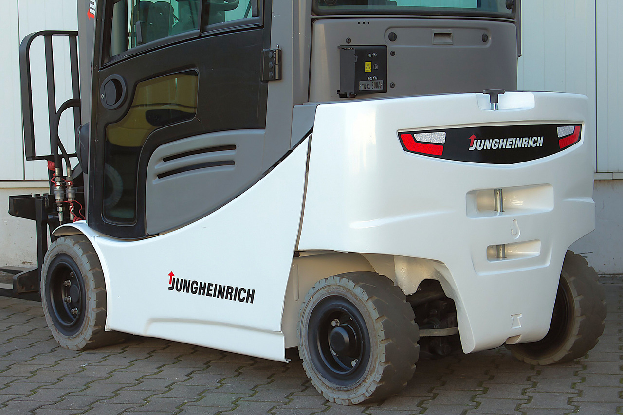 Jungheinrich EFG320 - Triplex - Drehgerät - Li-Ion - Elektromos targonca: 5 kép. Jungheinrich EFG320 - Triplex - Drehgerät - Li-Ion - Elektromos targonca: 5 kép.