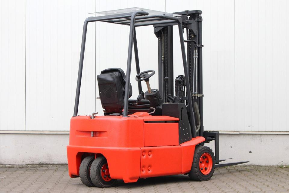 LINDE E15Z-02 Triplex 4,7m - Elektromos targonca: 2 kép. LINDE E15Z-02 Triplex 4,7m - Elektromos targonca: 2 kép.