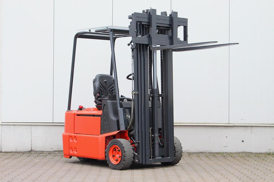 LINDE E15Z-02 Triplex 4,7m - Elektromos targonca: 4 kép. LINDE E15Z-02 Triplex 4,7m - Elektromos targonca: 4 kép.