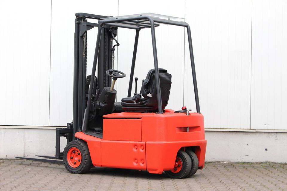 LINDE E15Z-02 Triplex 4,7m - Elektromos targonca: 3 kép. LINDE E15Z-02 Triplex 4,7m - Elektromos targonca: 3 kép.