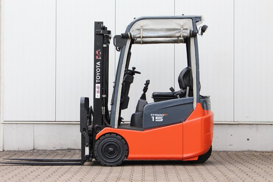 TOYOTA 7FBEST15 Zinkenverstellung - Elektromos targonca: 4 kép. TOYOTA 7FBEST15 Zinkenverstellung - Elektromos targonca: 4 kép.