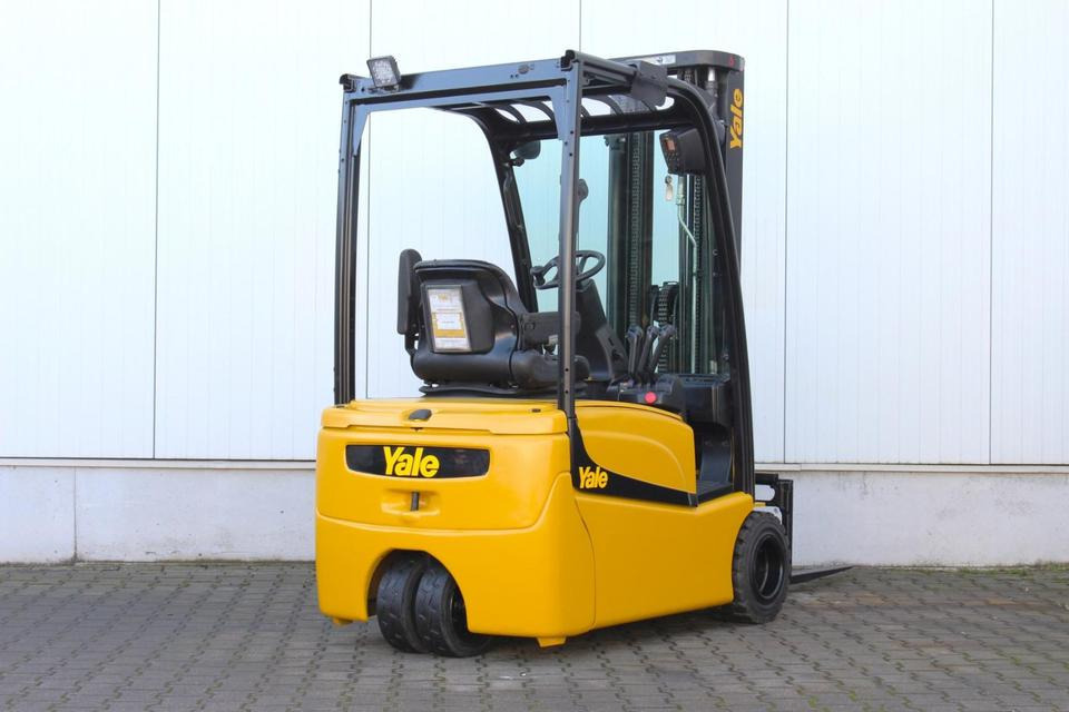 YALE ERP18VT Triplex 5,2m 1800kg - Elektromos targonca: 2 kép. YALE ERP18VT Triplex 5,2m 1800kg - Elektromos targonca: 2 kép.