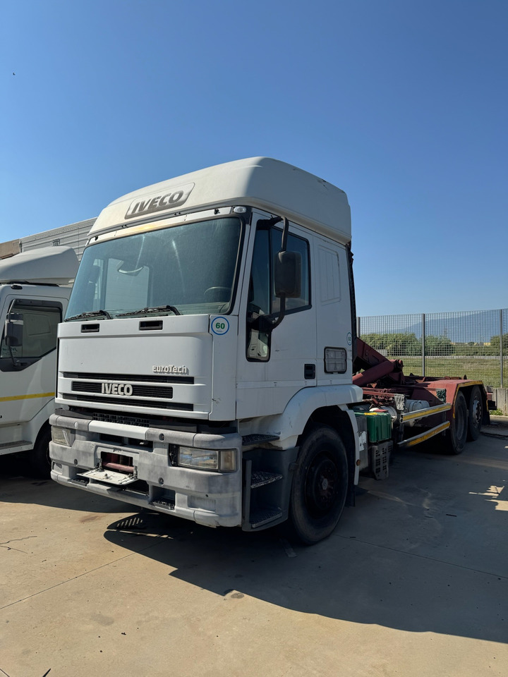 IVECO MAGIRUS 240E42 Gancio Scarrabile - Horgos rakodó teherautó: 3 kép. IVECO MAGIRUS 240E42 Gancio Scarrabile - Horgos rakodó teherautó: 3 kép.