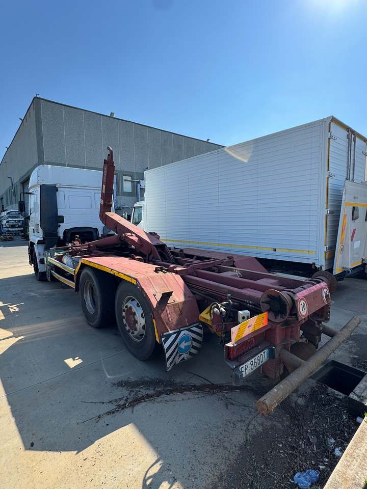 IVECO MAGIRUS 240E42 Gancio Scarrabile - Horgos rakodó teherautó: 4 kép. IVECO MAGIRUS 240E42 Gancio Scarrabile - Horgos rakodó teherautó: 4 kép.