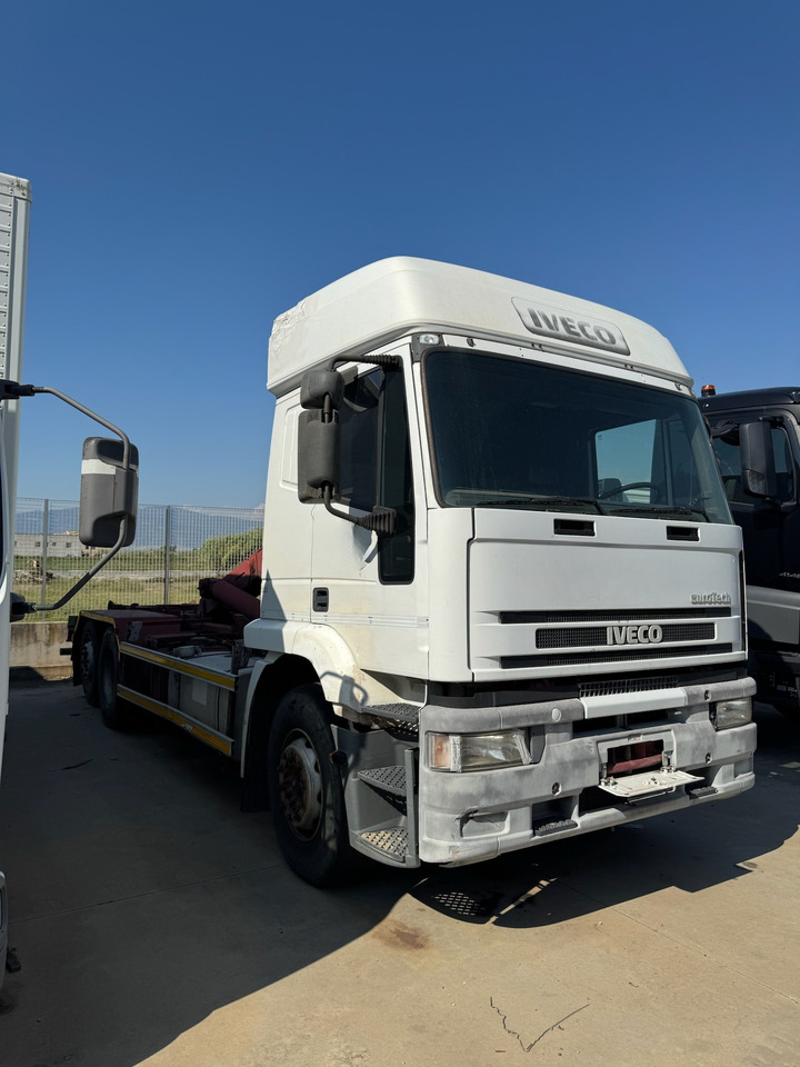 IVECO MAGIRUS 240E42 Gancio Scarrabile - Horgos rakodó teherautó: 2 kép. IVECO MAGIRUS 240E42 Gancio Scarrabile - Horgos rakodó teherautó: 2 kép.