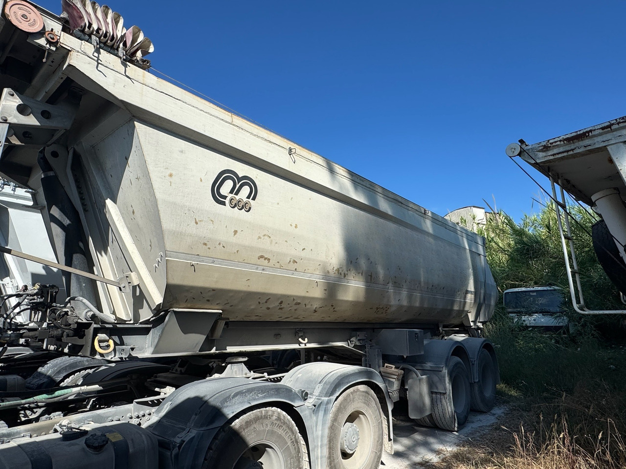 MENCI Semirimorchio Ribaltabile Mezzo d'opera - Félpótkocsi billenőplatós: 3 kép. MENCI Semirimorchio Ribaltabile Mezzo d'opera - Félpótkocsi billenőplatós: 3 kép.