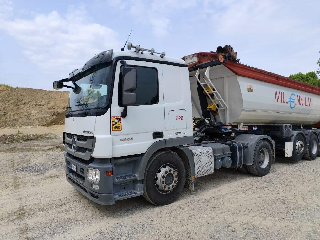 MERCEDES-BENZ ACTROS - Nyergesvontató: 4 kép. MERCEDES-BENZ ACTROS - Nyergesvontató: 4 kép.