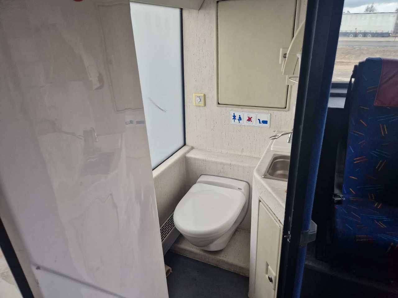 Távolsági busz VOLVO B12B VEST HORISONT: 19 kép.