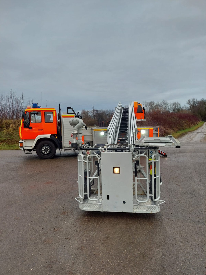 MAN L2000 14.284 4x2 / Iveco Magirus DLK 23-12 CS - Tűzoltóautó: 4 kép. MAN L2000 14.284 4x2 / Iveco Magirus DLK 23-12 CS - Tűzoltóautó: 4 kép.