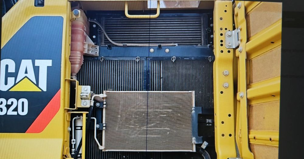 Caterpillar cat 320 - Lánctalpas kotró: 3 kép. Caterpillar cat 320 - Lánctalpas kotró: 3 kép.