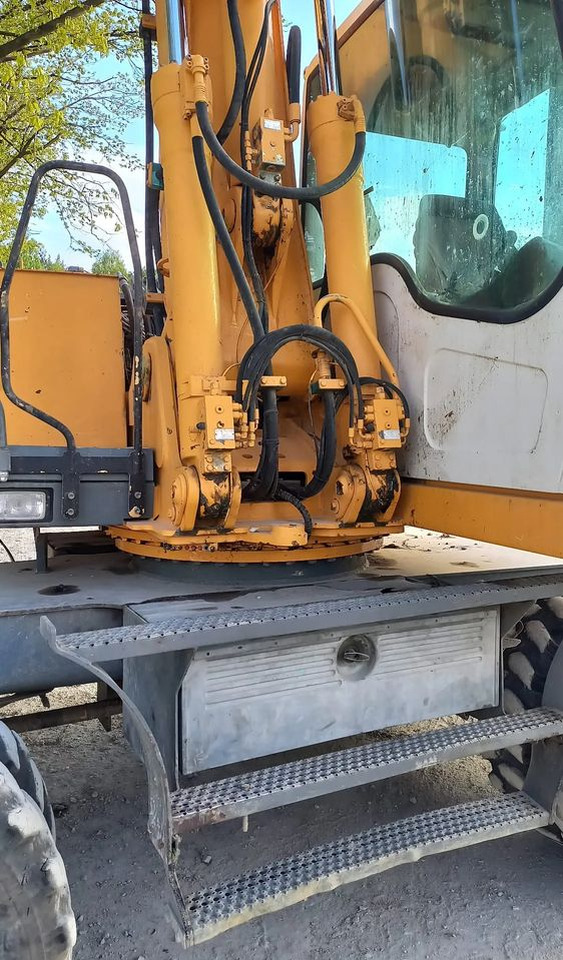 Liebherr A316 - Gumikerekes kotró: 4 kép. Liebherr A316 - Gumikerekes kotró: 4 kép.