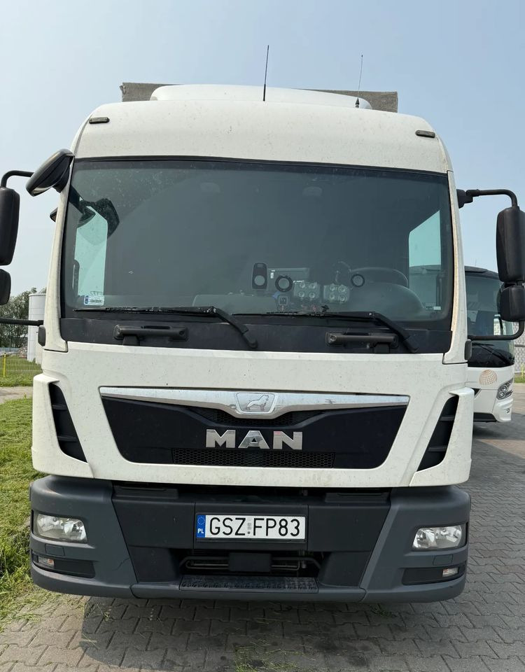 MAN TGL - Ponyvás teherautó: 2 kép. MAN TGL - Ponyvás teherautó: 2 kép.