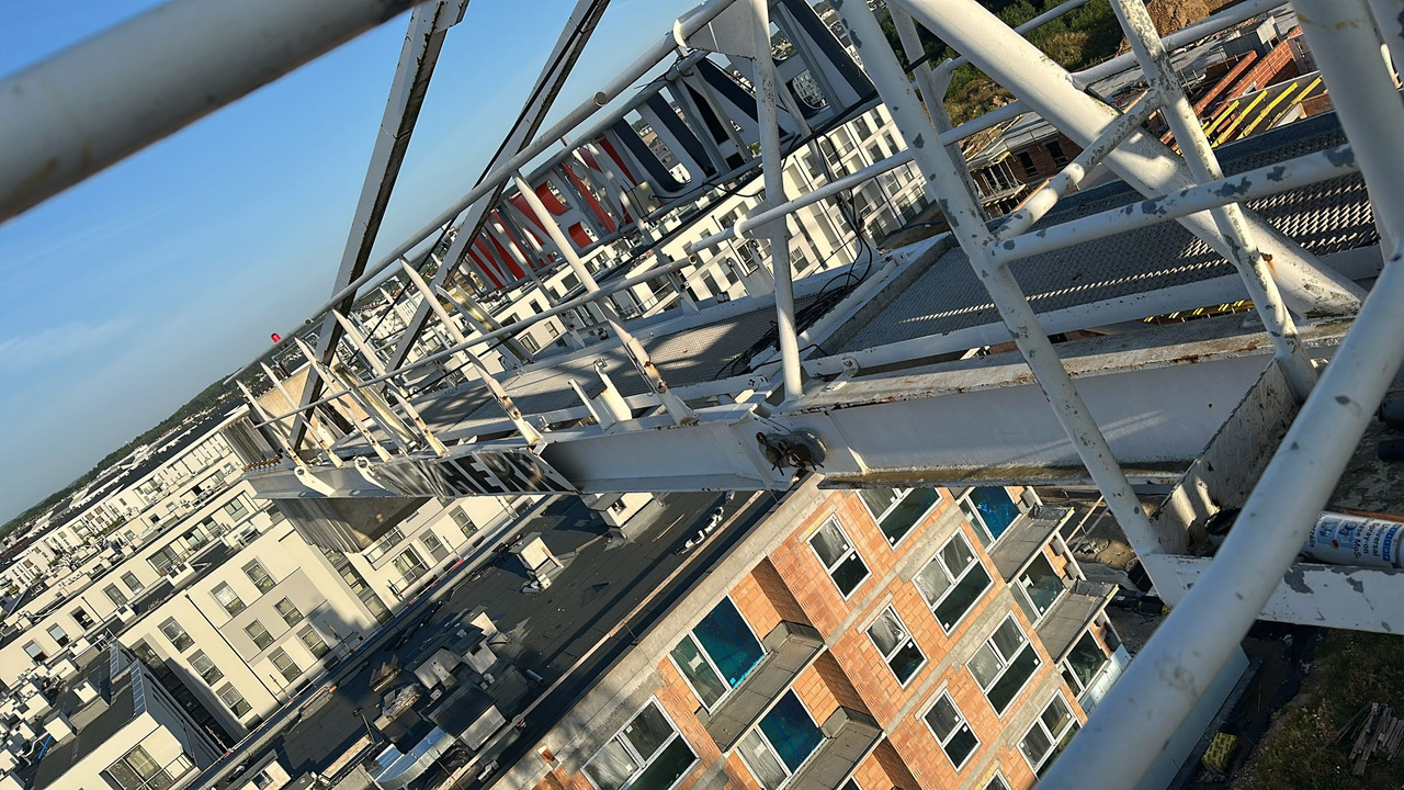 Liebherr 130 EC-B6 FR.Tronic - Toronydaru: 2 kép. Liebherr 130 EC-B6 FR.Tronic - Toronydaru: 2 kép.