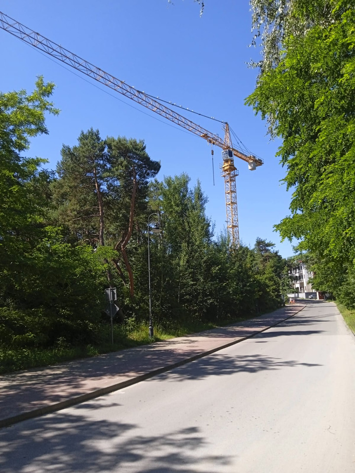 Liebherr 132 EC-H8 Litronic - Toronydaru: 2 kép. Liebherr 132 EC-H8 Litronic - Toronydaru: 2 kép.