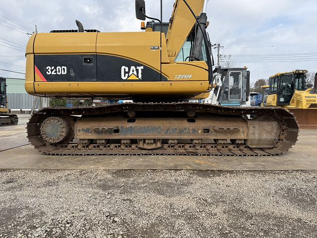 Lánctalpas kotró CAT 320DL-E: 20 kép.